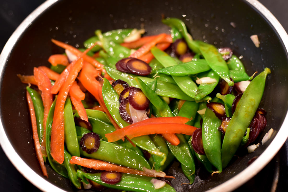 Gemüse und Knoblauch in feine Streifen schneiden, in Öl anbraten und mit Salz und Pfeffer würzen.  (Quelle: Kapuhs/DJV)